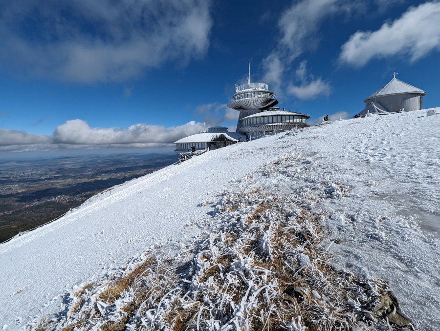 Widok na Wysokogórskie Obserwatorium Meteorologiczne IMGW-PIB na Śnieżce, 17.03.2024 r. Fot. Piotr Krzaczkowski | IMGW-PIB.