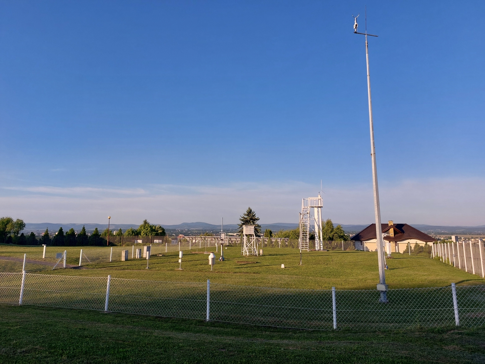 Stacja meteorologiczna IMGW-PIB w Krośnie, o poranku, 17.05.2024 r. Fot. Wioletta Bogaczyk | IMGW-PIB