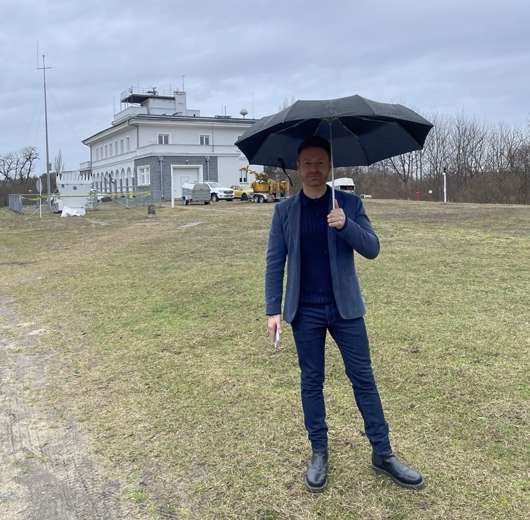 Ostatni etap wizyty w IMGW-PIB. Tomasz Schafernaker w ośrodku IMGW-PIB w Legionowie.