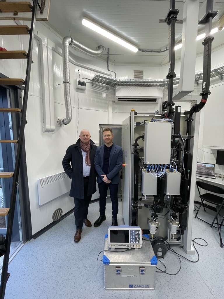 Meteorologiczny radar dopplerowski IMGW-PIB w Legionowie. Tomasz Schafernaker i prof. Mariusz J. Figurski.