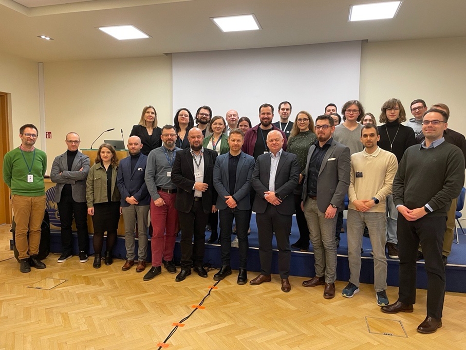 Wspólne zdjęcie z pracownikami IMGW-PIB na zakończenie prezentacji Tomasza Schafernakera.