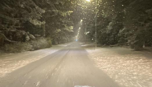 Niebezpieczne warunki pogodowe w Polsce: śnieg, opady marznące i ślisko na drogach