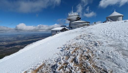  Widok na Wysokogórskie Obserwatorium Meteorologiczne IMGW-PIB na Śnieżce, 17.03.2024 r. Fot. Piotr Krzaczkowski | IMGW-PIB