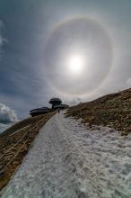 Majowe przedpołudnie na Śnieżce, zjawisko halo, 15.05.2021 r. Fot. Piotr Krzaczkowski | IMGW-PIB Śnieżka