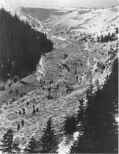 Zdjęcie najtragiczniejszej lawiny w polskich górach, w której zginęło 19 osób. Biały Jar, Karkonosze, 1968; fot. Archiwum GOPR.