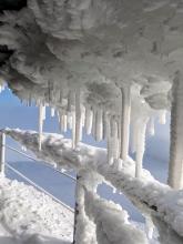 Sople lodu zwisające z górnego dysku obserwatorium meteorologicznego na Śnieżce, 13.02.2023 r. Fot. Piotr Olszewski | IMGW-PIB 